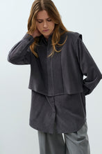 Load image into Gallery viewer, YAYA - Bluse mit Weste im Lagenlook und Plissee-Details in Hole Black
