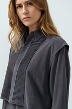 Load image into Gallery viewer, YAYA - Bluse mit Weste im Lagenlook und Plissee-Details in Hole Black
