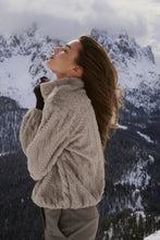 Lade das Bild in den Galerie-Viewer, YAYA- Kurze Jacke mit Zopfmuster Medium Grey
