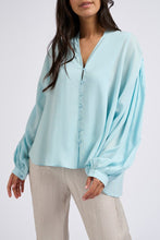 Load image into Gallery viewer, YAYA - Oversize Bluse Sea Angel Blue
