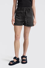 Load image into Gallery viewer, YAYA - Shorts mit hohem Bund und Gürtel washed black
