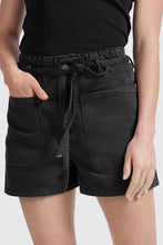 Load image into Gallery viewer, YAYA - Shorts mit hohem Bund und Gürtel washed black
