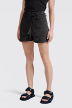 Load image into Gallery viewer, YAYA - Shorts mit hohem Bund und Gürtel washed black
