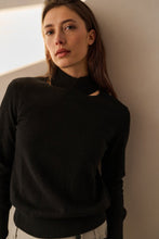 Lade das Bild in den Galerie-Viewer, YAYA - Feinstrick Pullover mit Cutouts am Kragen in Fudge Purple
