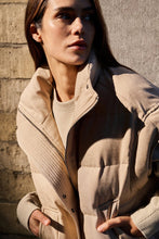 Lade das Bild in den Galerie-Viewer, YAYA - gepolsterte Steppweste in Beige Gold
