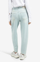 Load image into Gallery viewer, YAYA - Barrel-Jeans aus hellem gewaschenem Denim in light blue
