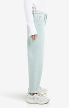 Load image into Gallery viewer, YAYA - Barrel-Jeans aus hellem gewaschenem Denim in light blue
