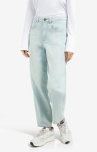 Load image into Gallery viewer, YAYA - Barrel-Jeans aus hellem gewaschenem Denim in light blue
