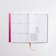 Lade das Bild in den Galerie-Viewer, Candrakala - Mondkalender 2027 in Supernova Pink
