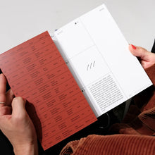 Lade das Bild in den Galerie-Viewer, Candrakala - Mondkalender 2027 in Mars Metallic
