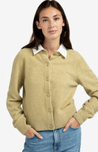 Lade das Bild in den Galerie-Viewer, YAYA -Cardigan mit abnehmbaren Kragen Pale olive green

