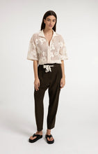 Load image into Gallery viewer, YAYA- Häkeljacke mit Blumenmuster und kurzen Ärmeln in beige
