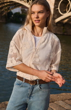 Load image into Gallery viewer, YAYA- Häkeljacke mit Blumenmuster und kurzen Ärmeln in beige
