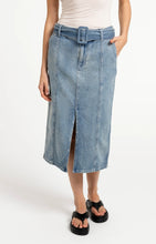Lade das Bild in den Galerie-Viewer, YAYA - Denim-Midirock mit Gürtel und Schlitz in Mid Blue Denim
