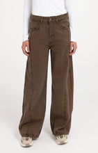 Lade das Bild in den Galerie-Viewer, YAYA - Jeans mit hohem Bund und weitem Bein (L32) in Cocoa Brown
