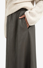 Lade das Bild in den Galerie-Viewer, YAYA -  Midirock aus Lederimitat mit Taschen in Dark Taupe Grey
