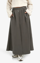 Lade das Bild in den Galerie-Viewer, YAYA -  Midirock aus Lederimitat mit Taschen in Dark Taupe Grey
