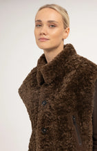 Lade das Bild in den Galerie-Viewer, YAYA - Wende Weste mit Lammfellimitat und Corddetails in Cocoa Brown
