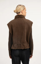 Lade das Bild in den Galerie-Viewer, YAYA - Wende Weste mit Lammfellimitat und Corddetails in Cocoa Brown
