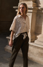 Load image into Gallery viewer, YAYA - Jacquard-Bluse mit kurzen weiten Ärmeln in Beige
