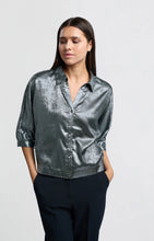 Load image into Gallery viewer, YAYA - Bluse in Metallic Optik Dark metal Grey
