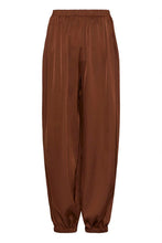 Lade das Bild in den Galerie-Viewer, ICHI - Hose Milly Satin in Chocolate Torte - Brown
