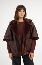 Load image into Gallery viewer, YAYA - Oversize-Wendejacke aus Fellimitat in Bitter Chocolate Red
