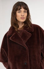 Load image into Gallery viewer, YAYA - Oversize-Wendejacke aus Fellimitat in Bitter Chocolate Red
