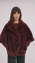 Load and play video in Gallery viewer, YAYA - Oversize-Wendejacke aus Fellimitat in Bitter Chocolate Red
