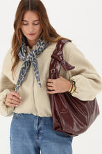 Lade das Bild in den Galerie-Viewer, My jewellery - große Schultertasche mit Knoten bordeauxrot
