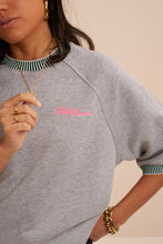 Lade das Bild in den Galerie-Viewer, MY Jewellery - Graues kurzärmeliges Sweatshirt "Club Amour"
