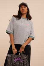 Lade das Bild in den Galerie-Viewer, MY Jewellery - Graues kurzärmeliges Sweatshirt "Club Amour"
