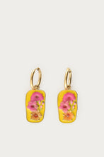 Lade das Bild in den Galerie-Viewer, MY Jewellery - Tropical Creolen mit gelbem Anhänger und Blumen
