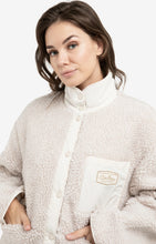 Lade das Bild in den Galerie-Viewer, YAYA - Teddy Wendejacke mit Tasche in Heather Grey
