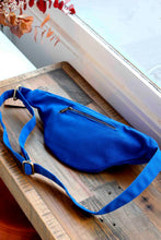 Load image into Gallery viewer, Hindbag  - Bananen Tasche Sasha Bleu Electrique
