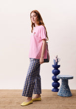 Lade das Bild in den Galerie-Viewer, FRNCH - Shirt Nymphaea mit Print in Pink
