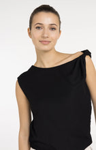 Load image into Gallery viewer, YAYA - Ärmelloses Oberteil mit gedrehter Schulter in Black
