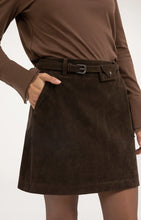 Lade das Bild in den Galerie-Viewer, YAYA - Minirock aus Velourslederimitat mit Gürteldetail in Delicioso Brown
