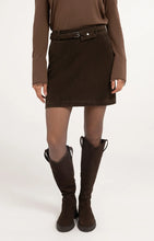 Lade das Bild in den Galerie-Viewer, YAYA - Minirock aus Velourslederimitat mit Gürteldetail in Delicioso Brown
