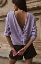 Lade das Bild in den Galerie-Viewer, YAYA -Pullover mit V-Ausschnitt und Knoten auf der Rückseite in Iris Purzle
