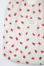 Load image into Gallery viewer, 24 colors - Tasche mit Erdbeer Print
