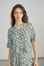 Lade das Bild in den Galerie-Viewer, 24colors - Bluse green Flowers

