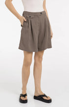 Lade das Bild in den Galerie-Viewer, YAYA - Bermuda Shorts in washed brown

